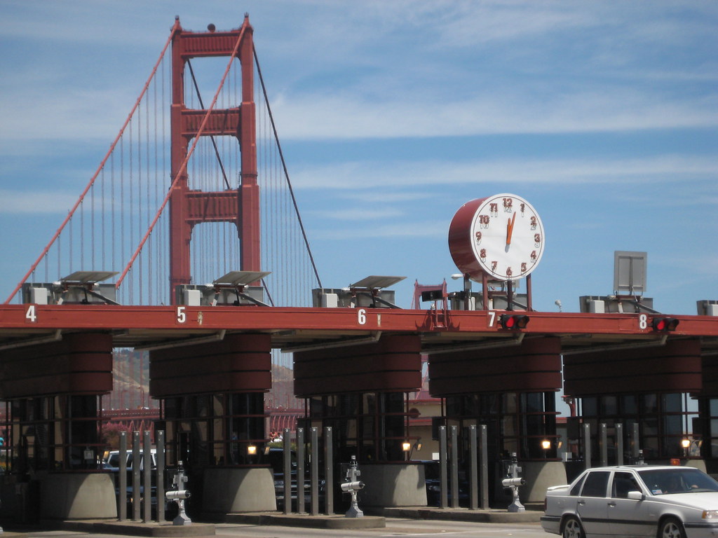 Image of poll booth right before the Golden Gate Bridge.